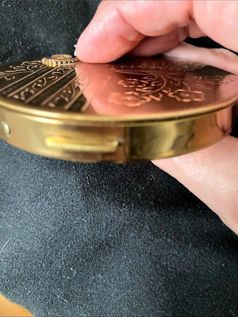 Engraved Gold-Tone Powder Compact - Picture 4 of 6